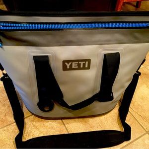 YETI Hopper Cooler (244)